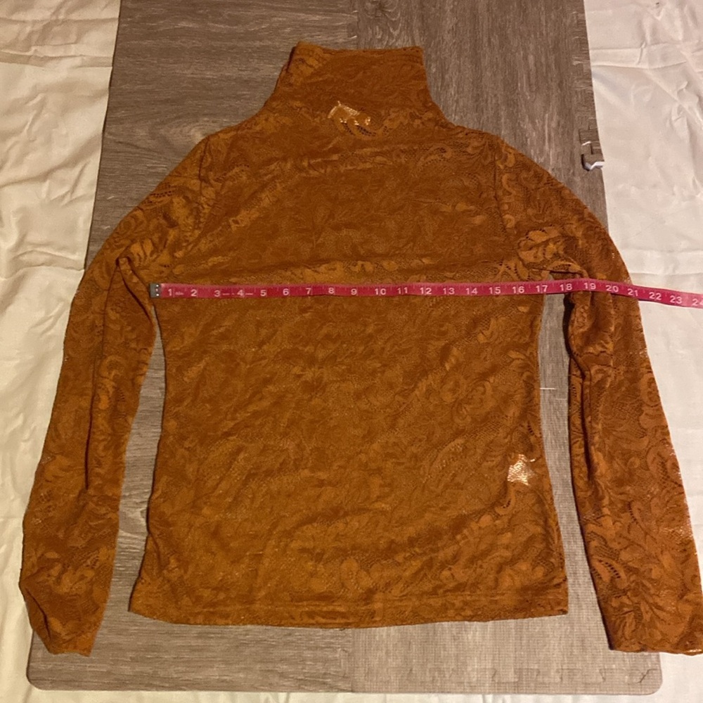 Joyfolie lace top in ginger size large - Picture 2 of 3